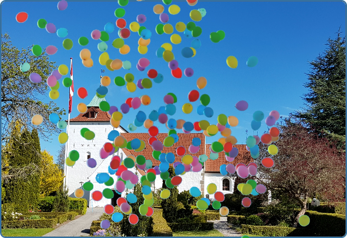 Viby Kirke med balloner i luften