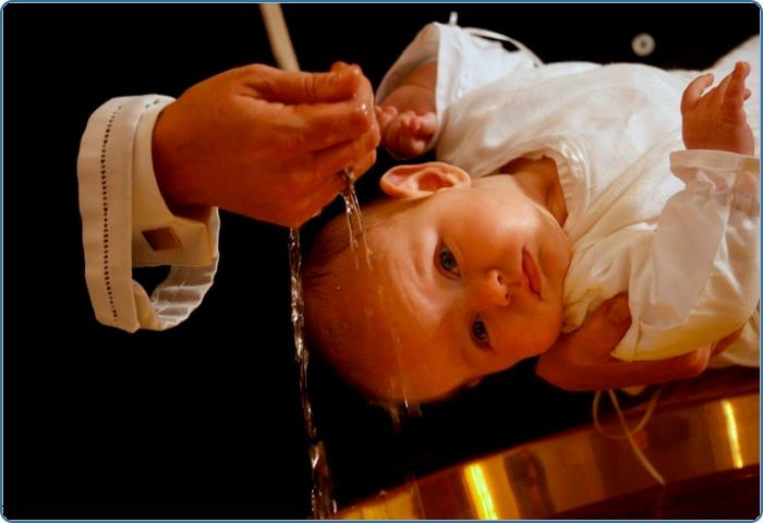 Barn bliver døbt